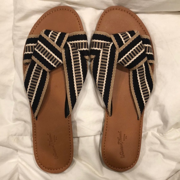 Never worn beautiful sandals - Picture 1 of 3